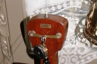 0800 Nummer – wer ruft an? Altes Telefon als Symbolbild