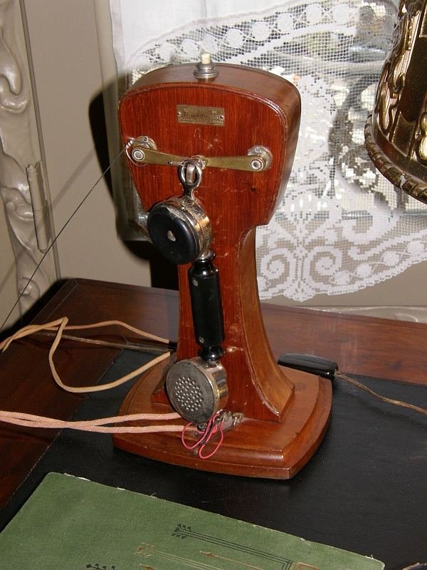 0800 Nummer – wer ruft an? Altes Telefon als Symbolbild