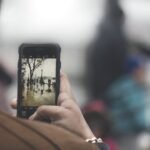 Google Fotos Speicher voll – Mann fotografiert mit Smartphone