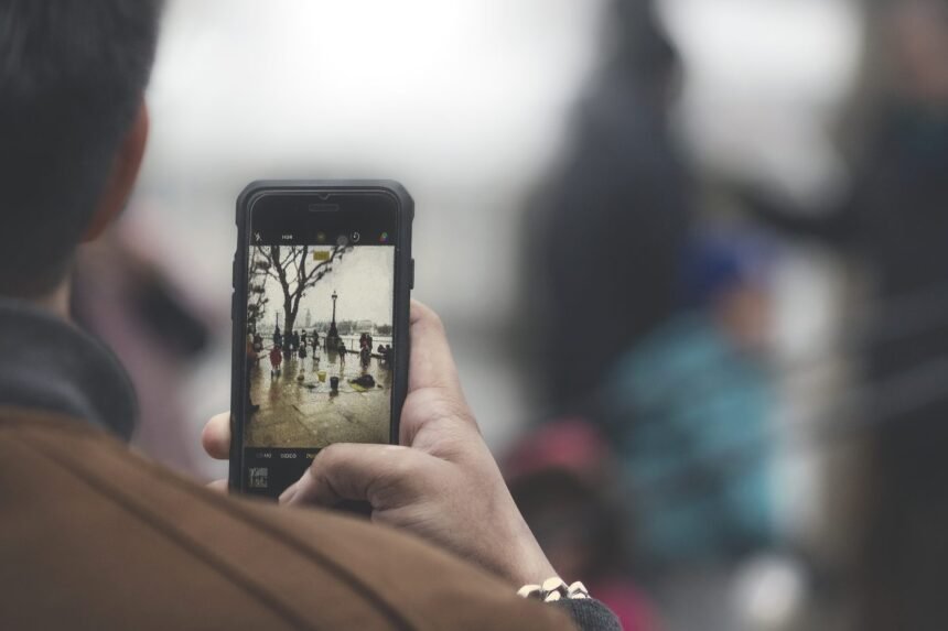 Google Fotos Speicher voll – Mann fotografiert mit Smartphone