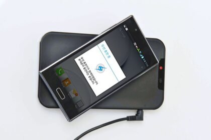 Handy wird heiß – Smartphone auf einer Ladestation