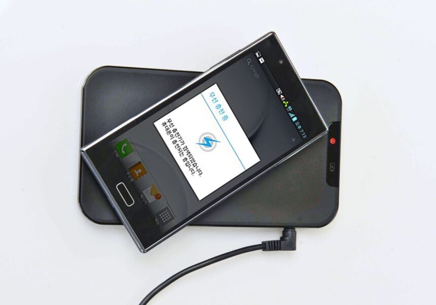 Handy wird heiß – Smartphone auf einer Ladestation