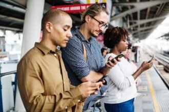Signal Messenger einrichten – Personen nutzen Smartphones