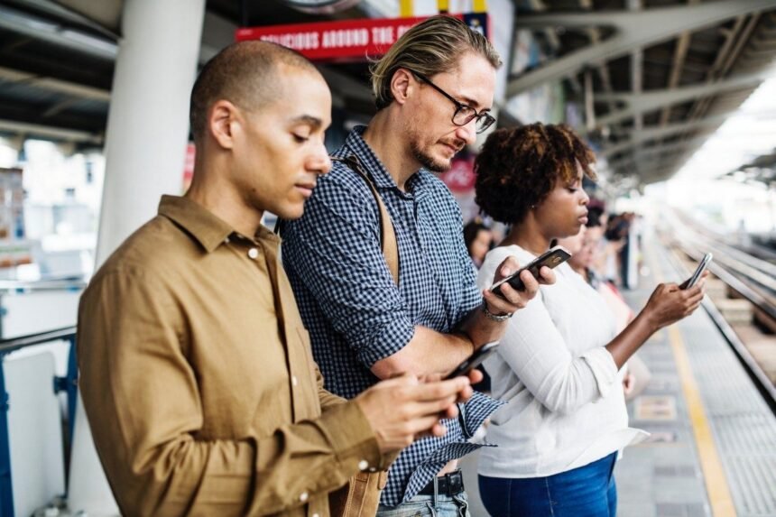 Signal Messenger einrichten – Personen nutzen Smartphones