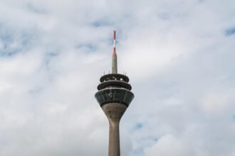 Vorwahl 0211 – der Rheinturm in Düsseldorf