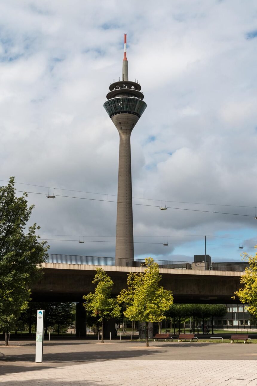 Vorwahl 0211 – der Rheinturm in Düsseldorf